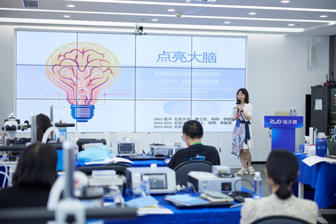 緊接著，王歡老師為大家?guī)怼痘蚓幋a神經(jīng)調(diào)質(zhì)熒光探針（GRAB）的研究》成果分享。