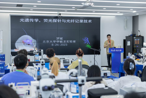 第三期培訓(xùn)班開班儀式結(jié)束后，羅斌老師為大家?guī)怼豆膺z傳學(xué)，熒光探針與光纖記錄技術(shù)》主題分享。