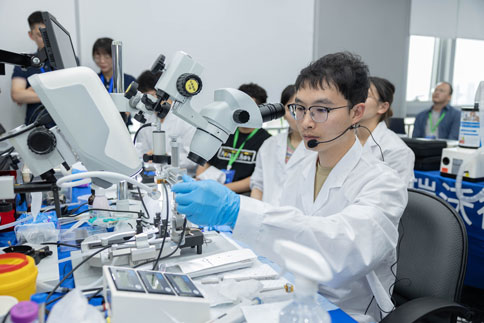 在兩期實(shí)操課程中，由萬金霞老師和羅斌老師帶來《病毒注射/光纖埋置》教學(xué)實(shí)操；瑞沃德光纖記錄產(chǎn)品經(jīng)理何歡和產(chǎn)品營(yíng)銷經(jīng)理龐朝琴帶來《光纖記錄信號(hào)采集/軟件分析》教學(xué)實(shí)操；瑞沃德動(dòng)物神經(jīng)信號(hào)研究方案負(fù)責(zé)人楊靜帶來《微電極拉制儀使用介紹》；瑞沃德腦立體定位儀產(chǎn)品經(jīng)理蔡曉文帶來《全自動(dòng)腦立體定位儀使用介紹》等一系列詳細(xì)的專題講解。